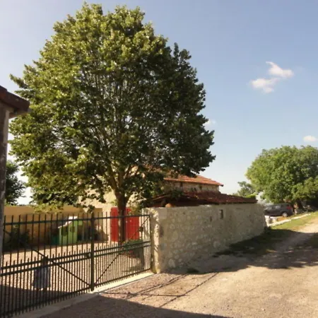Maison En Pierres Renovee Avec Cour Close Et Terrasse Privee, Animaux Admis, Parking, Wi-fi - Fr-1-489-271 Nyaraló