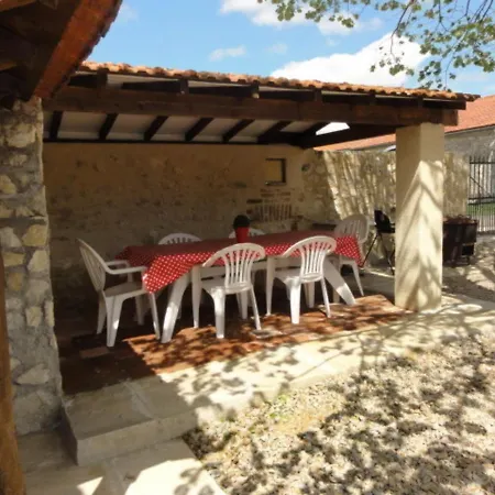 Maison En Pierres Renovee Avec Cour Close Et Terrasse Privee, Animaux Admis, Parking, Wi-fi - Fr-1-489-271 Nyaraló Charroux-dʼAllier